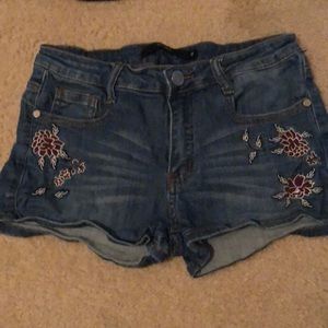 Medium wash shorts with embroidered flowers